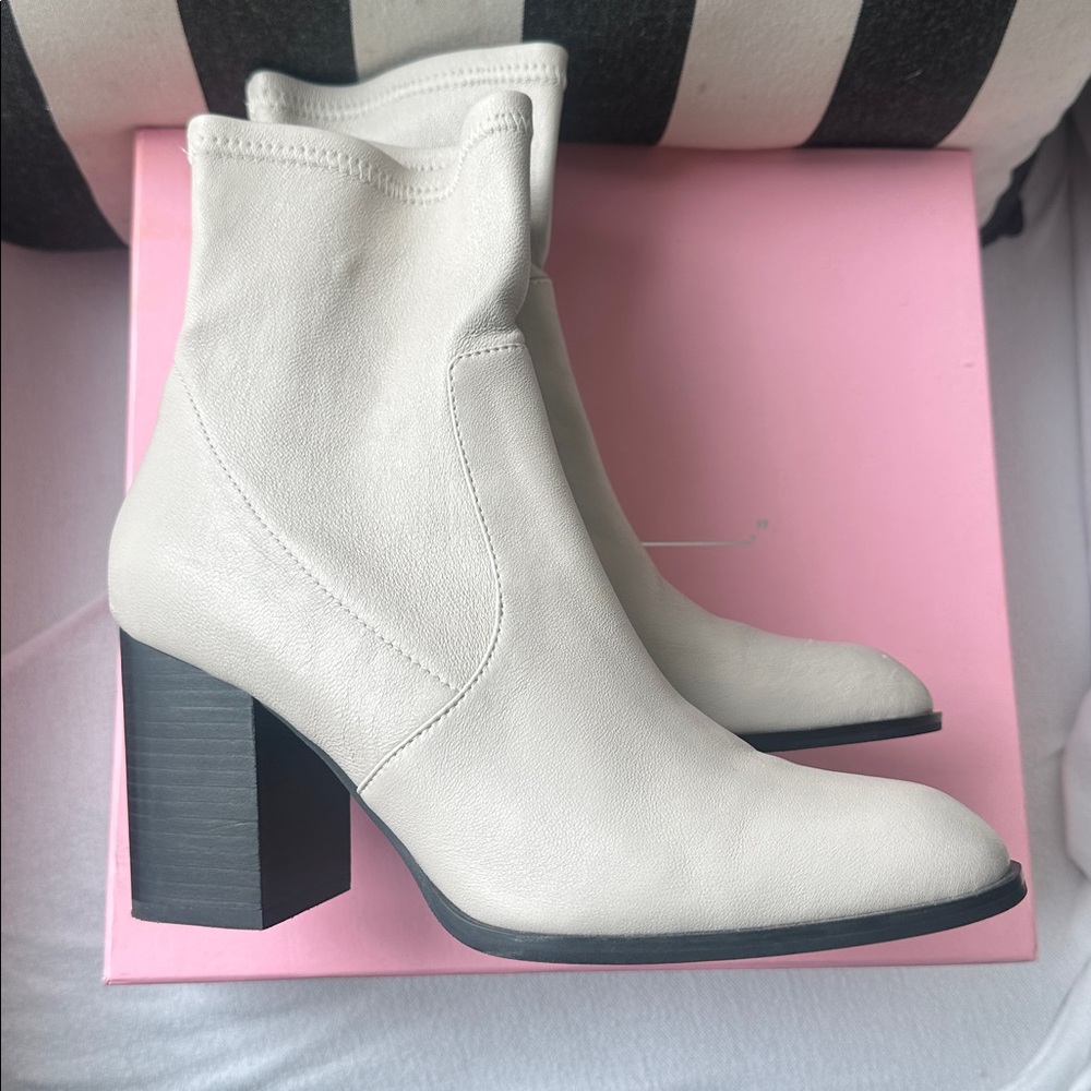 Sz 8 Intentionally Blank Janet Stretch Ankle Bootie in 'Bone' - New with Box